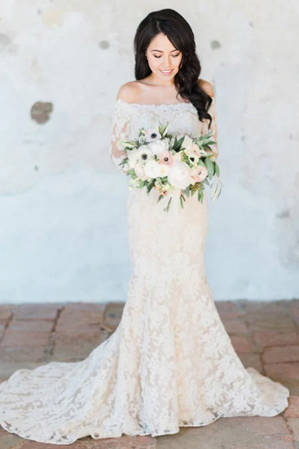 Vestidos de novia de encaje con mangas largas y cola de corte entallada y hombros descubiertos